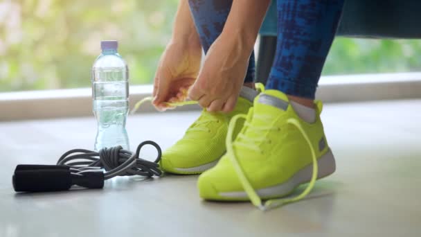 Donna allacciatura lacci delle scarpe da ginnastica andando per l'allenamento o il jogging, primo piano. - Filmati, video