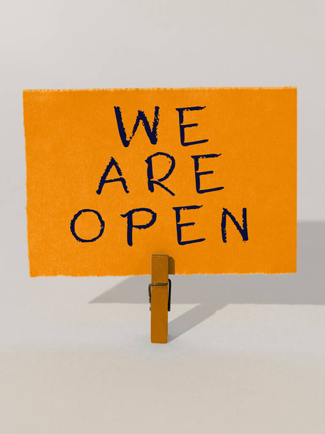 Tekst pisma We Are Open, Business showcase no enclosing or confining barrier, dostępne ze wszystkich stron - Zdjęcie, obraz