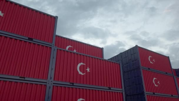 Koncept vývozu nebo dovozu z Turecka. Kontejnery s krocanskou vlajkou jsou umístěny v kontejnerovém terminálu. - Záběry, video