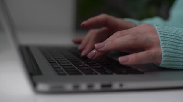 крупным планом деловая женщина ручной типирования и использования ноутбука клавиатуры для поиска с технологией сетей на работу и работу на рабочем месте или работу на дому - Кадры, видео