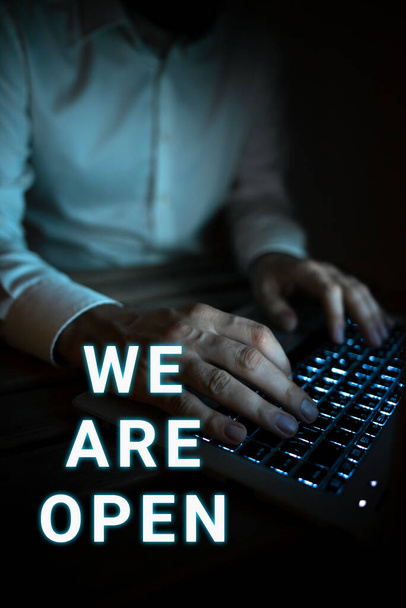 Вдохновляющий знак "Мы открыты", бизнес-идея без барьеров, доступная со всех сторон - Фото, изображение
