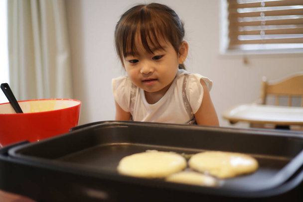 girl baking hot cakes - Fotografie, Obrázek