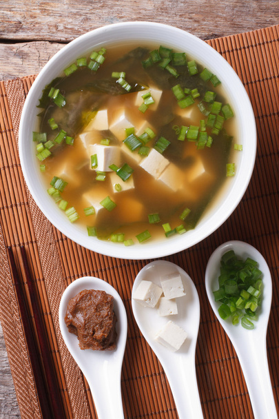 Zupa miso japoński i składniki. widok z góry pionowy  - Zdjęcie, obraz