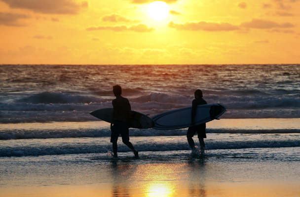 Surfistas al atardecer
 - Foto, Imagen