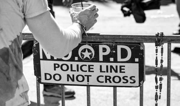 Поліцейський департамент Нового Орлеана - Поліцейська лінія Не хрестимо знак на заході Mardi Gras. - Фото, зображення