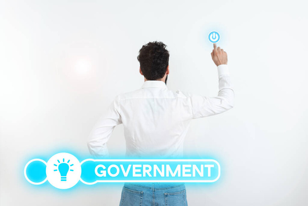 Текстовий знак, що показує уряд, Інтернет Концепція групи людей, які мають повноваження керувати державною компанією країни - Фото, зображення
