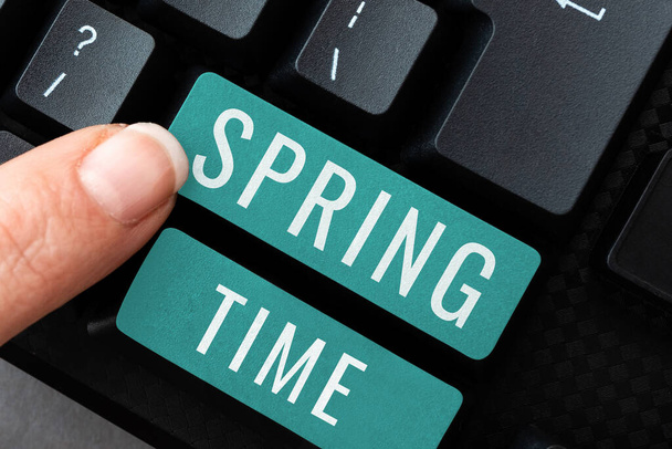 Знак, що показує весняний час, помірний сезон Концепції Інтернету, визначений відродженням рослин. - Фото, зображення
