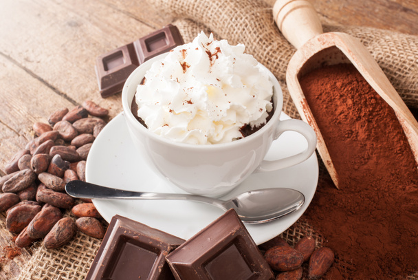 Tasse de chocolat chaud à la crème fouettée
 - Photo, image