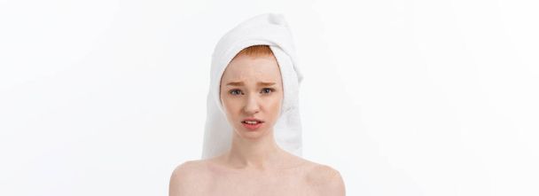 Portré szomorú komoly fiatal nő csalódott arckifejezés. elszigetelt fehér background, látszó-on fényképezőgép. - Fotó, kép