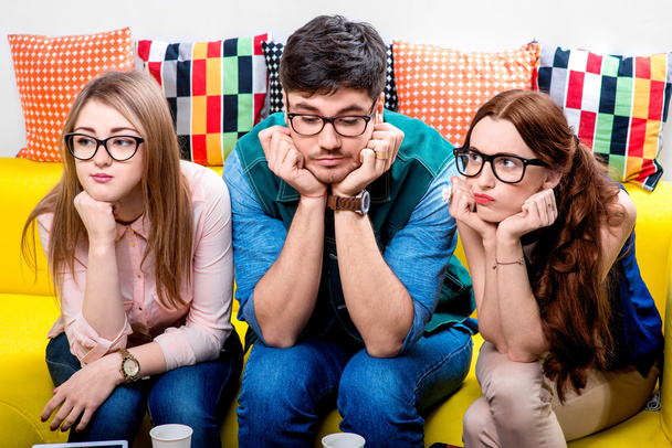 Tres nerds en el sofá
 - Foto, Imagen