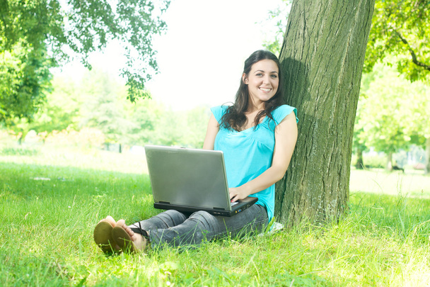 glückliche junge Frau mit Laptop im Freien - Foto, Bild