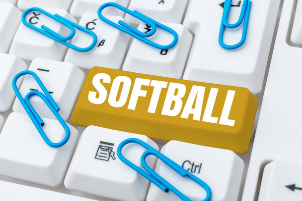 Εννοιολογική απεικόνιση Softball, Word Γράφτηκε σε ένα άθλημα παρόμοιο με το μπέιζμπολ παίζεται με μια μπάλα και ρόπαλο - Φωτογραφία, εικόνα