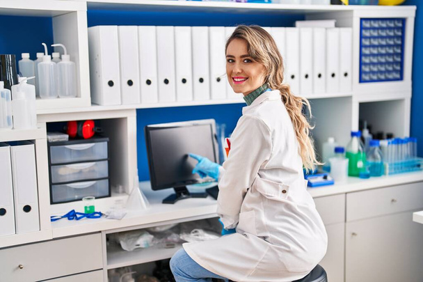 Young woman scientist using computer working at laboratory - Foto, Imagen