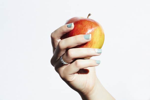 Apple w ręce z manicure.beauty salonu kobieta szelaku polskim - Zdjęcie, obraz
