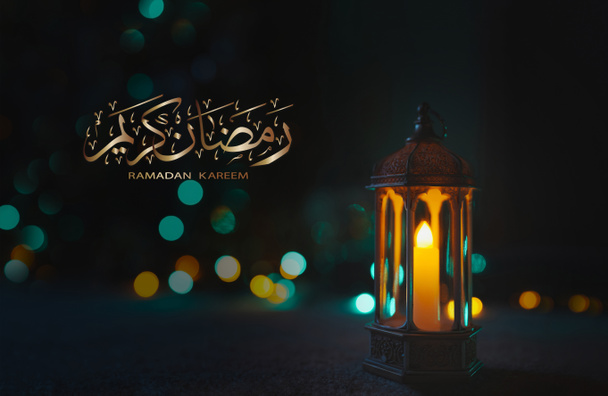 Ramadan Kareem καλλιγραφία χαιρετισμό σχεδιασμό με ισλαμικό φανάρι στο χαλί με θολή φως φόντο. Θρησκεία των μουσουλμάνων Symbolic, Eid ul fitr, Eid al Adha, Eid el kabir, Eid Mubarak - Φωτογραφία, εικόνα