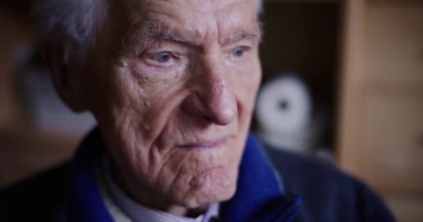 Μοναχικός ηλικιωμένος ηλικιωμένος ηλικιωμένος άνδρας - Πλάνα, βίντεο