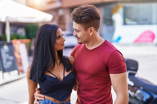 Uomo e donna coppia sorridente fiducioso abbracciarsi a vicenda a terrazza caffetteria - Foto, immagini