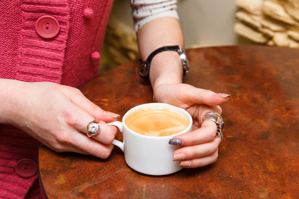 Femmes mains gros plan tenir une tasse de café
 - Photo, image