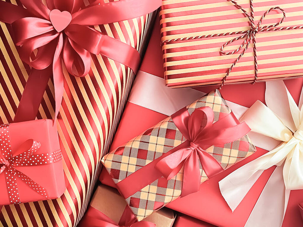 Χριστουγεννιάτικα δώρα και τυλιγμένα πολυτελή δώρα, κουτιά δώρων κοραλλιών ως δώρο έκπληξη για τα γενέθλια, τα Χριστούγεννα, το Νέο Έτος, Ημέρα του Αγίου Βαλεντίνου, την ημέρα του μποξ, ψώνια γάμου και διακοπών ή παράδοση κουτί ομορφιάς - Φωτογραφία, εικόνα