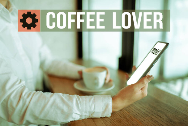 Text showing inspiration Coffee Lover, Internet Concept a person who loves or has a fondness of drinking coffee - Foto, imagen