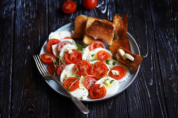 Healthy salad with tomatoes, mozzarella and croutons. Panzanella salad. - Photo, Image