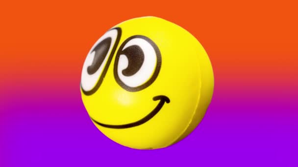 μια μαλακή μπάλα με smiley φατσούλα emoji στροφή - Πλάνα, βίντεο