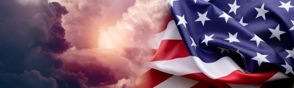 Banner με τις Ηνωμένες Πολιτείες Εθνική Σημαία και Δραματική cloudscape Space. Καλό για την Ημέρα Ανεξαρτησίας ή άλλη εθνική πατριωτική γιορτή στις ΗΠΑ Web Concept. - Φωτογραφία, εικόνα