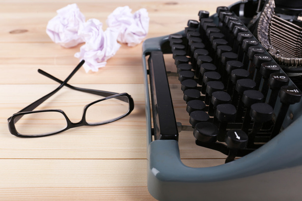 Uma máquina de escrever antiga. Máquina de máquina de escrever vintage
 - Foto, Imagem