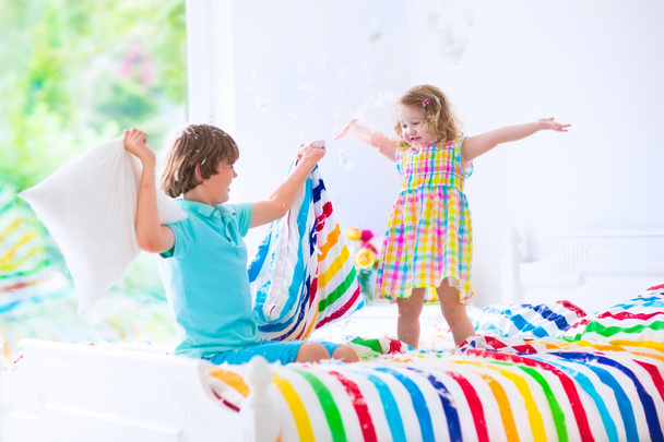 Bambini che litigano con i cuscini
 - Foto, immagini