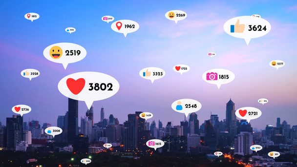 Közösségi média ikonok repül a város felett belváros mutatja az emberek viszonosság kapcsolat a szociális hálózati alkalmazás platform. Az online közösség és a közösségi média marketingstratégiájának koncepciója . - Fotó, kép