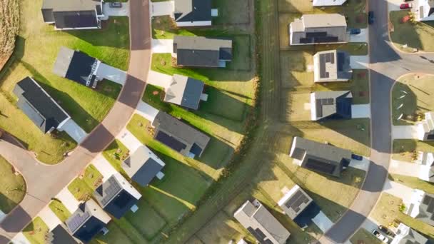 Αεροφωτογραφία των σφιχτά συσκευασμένων σπιτιών στη Νότια Καρολίνα κατοικημένη περιοχή. Νέες οικογενειακές κατοικίες ως παράδειγμα ανάπτυξης ακινήτων στα αμερικανικά προάστια. - Πλάνα, βίντεο