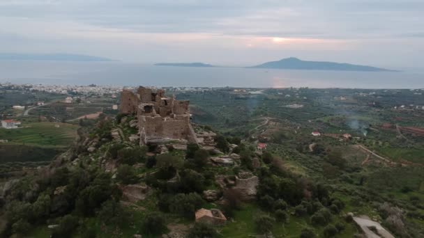 日没時にVatika城やアギアParaskevi城の空中ビュー。城はMesohori村に位置し、ネアポリスの町とElafonissos島の素晴らしい景色を持っています,ラコニア,ギリシャ. - 映像、動画