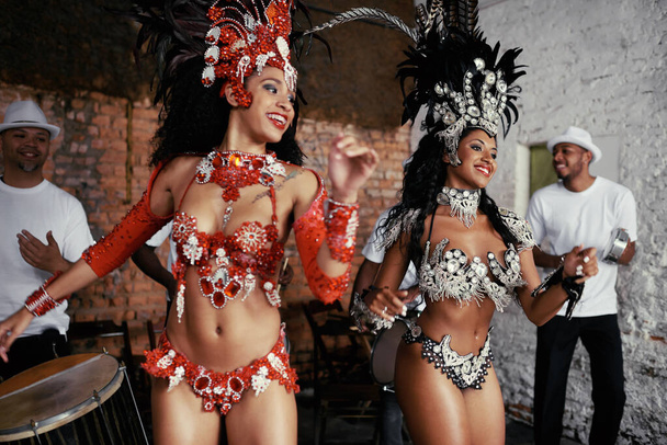 Sultry samba queens. two beautiful samba dancers and their band - Zdjęcie, obraz