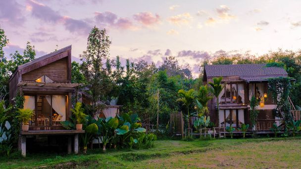 タイ北部の北欧スタイルのコテージホームステイタイの水田、緑の田んぼを見渡す南省.  - 写真・画像