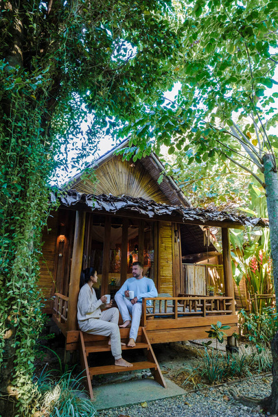 タイ北部のコテージのホームステイで男女のカップル,熱帯雨林の小屋で男性と女性 - 写真・画像