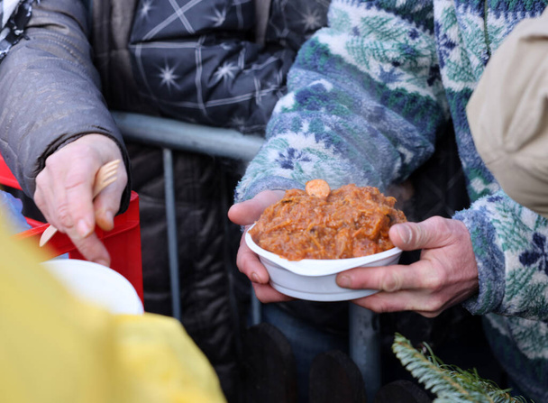 Comida quente para os pobres e desabrigados
 - Foto, Imagem