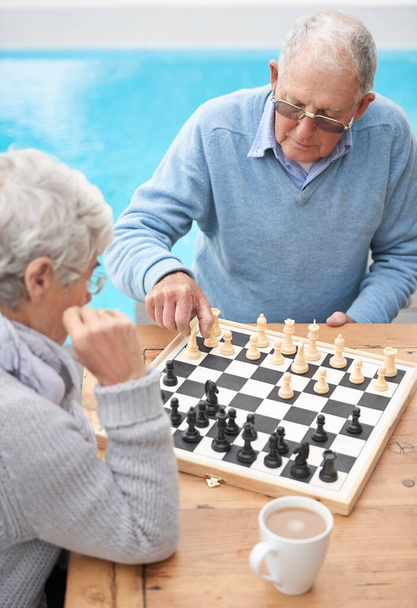 チェスのように、人生はすべての動きで変わります。一緒にチェスをしている老夫婦 - 写真・画像