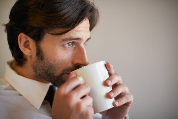 Кофе мое лекарство от стрессового дня. Обрезанный снимок бизнесмена, пьющего чашку кофе - Фото, изображение