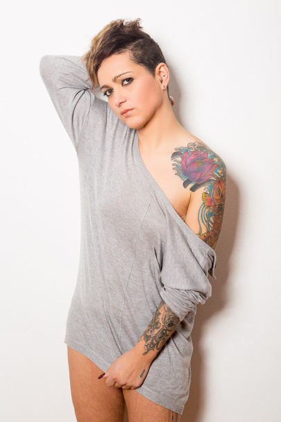 Szép tetovált nő - Fotó, kép