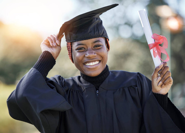 Выпускница, аттестат и черная женщина с дипломной шапкой на портрете, образование с университетскими успехами и достижениями. Студентка, выпускной открытый и мотивация, счастливая женщина с дипломом. - Фото, изображение