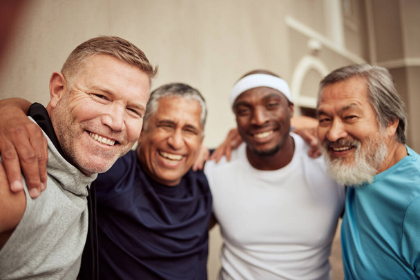 Мужчины старшего возраста, фитнес и улыбка портрет на открытом воздухе вместе для тренировки мотивации, пенсионного здравоохранения и разнообразия на тренировке тренировки. Пожилые спортсмены, счастье и спорт друзья wellness. - Фото, изображение