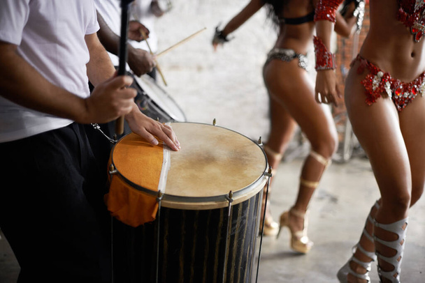 Karnevaalitynnyri. Lähikuva rumpalista, kun naiset tanssivat Rion karnevaalissa. - Valokuva, kuva