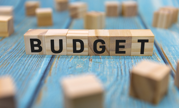 Budżet. Kostki tworzą słowo Budget. Koncepcja słowa budżetowego - pieniądze, finanse, inwestycje i biznes - Zdjęcie, obraz