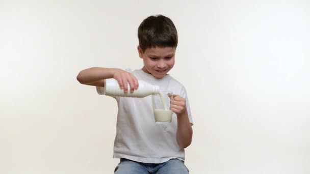 Niño bebiendo leche. Fondo blanco
 - Imágenes, Vídeo