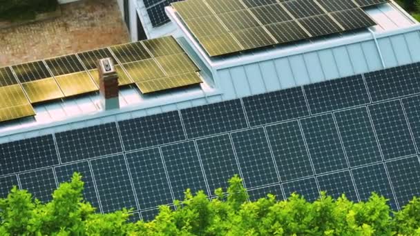Vista aerea di tipico tetto di edificio americano con pannelli fotovoltaici solari blu per produrre energia elettrica ecologica pulita. Investire nell'elettricità rinnovabile per il concetto di reddito da pensione. - Filmati, video