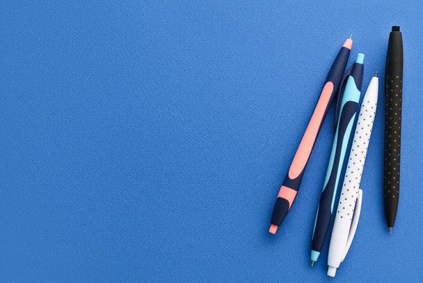 Different pens on color background - Fotografie, Obrázek