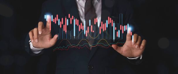 Бізнесмен аналізує фінансові дані торгового графа форекс. Аналіз інвестицій фондового ринку та цифрові активи. Технології фінансування бізнесу та інвестиційна концепція
. - Фото, зображення