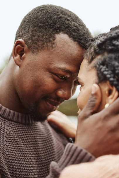 黒のカップル、額と愛のための笑顔、抱擁や幸せな関係を一緒に屋外で結合。黒人男性タッチヘッドと保持女性でロマンス,サポートまたは抱擁のためのパートナーシップ. - 写真・画像