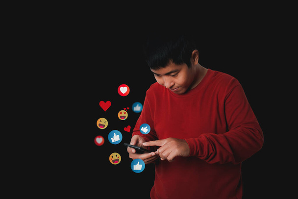 Социальные сети и цифровые онлайн на мобильном телефоне. Мужчина использует смартфон с социальными сетями, чтобы нажать на значок лайка и любви в интернет-посте. Концепция данных и маркетинга. - Фото, изображение