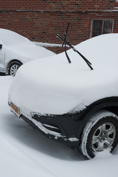 Nowy Jork 27 stycznia: Samochód pozostaje Zakopane w śniegu na Emmons Ave w Broooklyn, Nowy Jork na wtorek, 27 stycznia 2015, dzień po śniegu blizzard 2015. - Zdjęcie, obraz